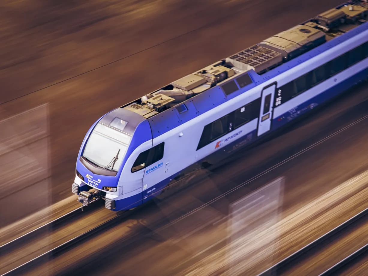 Ile jedzie InterCity? Sprawdź, jak szybko podróżować w Polsce