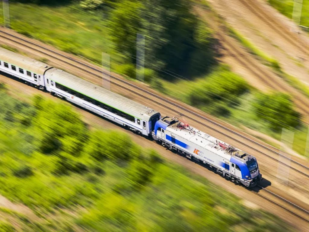 Z jaką prędkością jedzie pociąg TLK? Sprawdź, co musisz wiedzieć