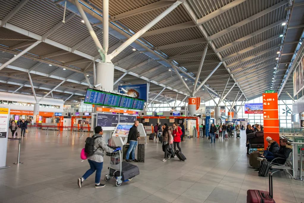 Jak dojechać z lotniska Chopina na dworzec Zachodni tanio i szybko