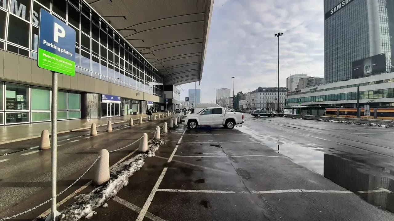 Gdzie zaparkować przy dworcu centralnym? Sprawdź najlepsze opcje parkingowe