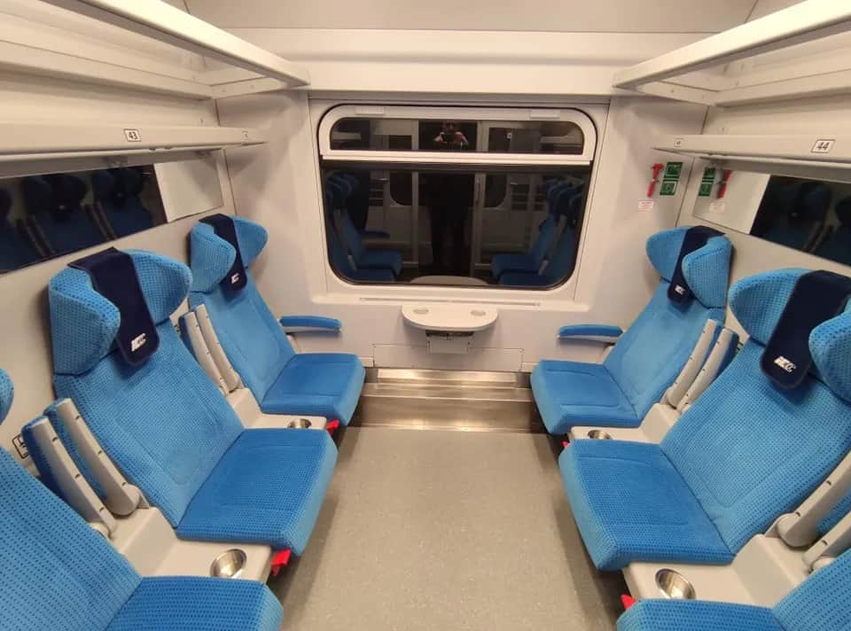 Czym się różni TLK od InterCity? Kluczowe różnice, które musisz znać