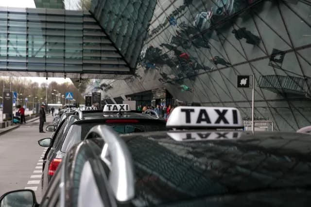 Ile kosztuje taxi z lotniska w Gdańsku na dworzec PKP? Sprawdź ceny