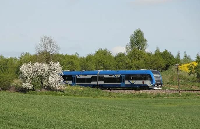Jak dojechać do Mikołajek pociągiem, gdy stacja jest zamknięta?