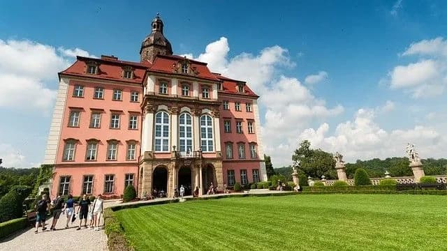 Najciekawsze atrakcje turystyczne w Spałej, które musisz zobaczyć