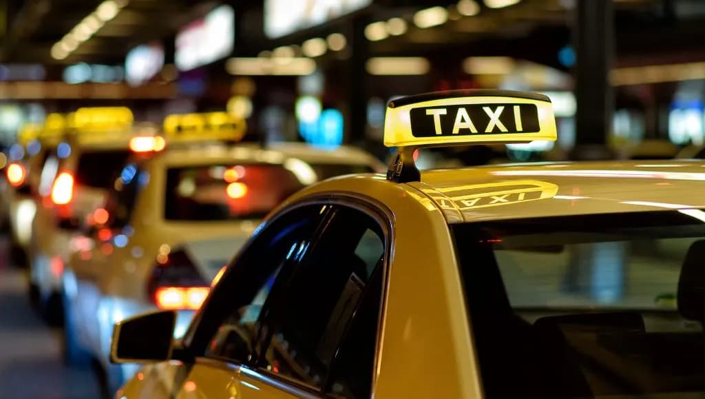 Ile kosztuje taxi z lotniska Chopina na dworzec centralny? Sprawdź ceny!