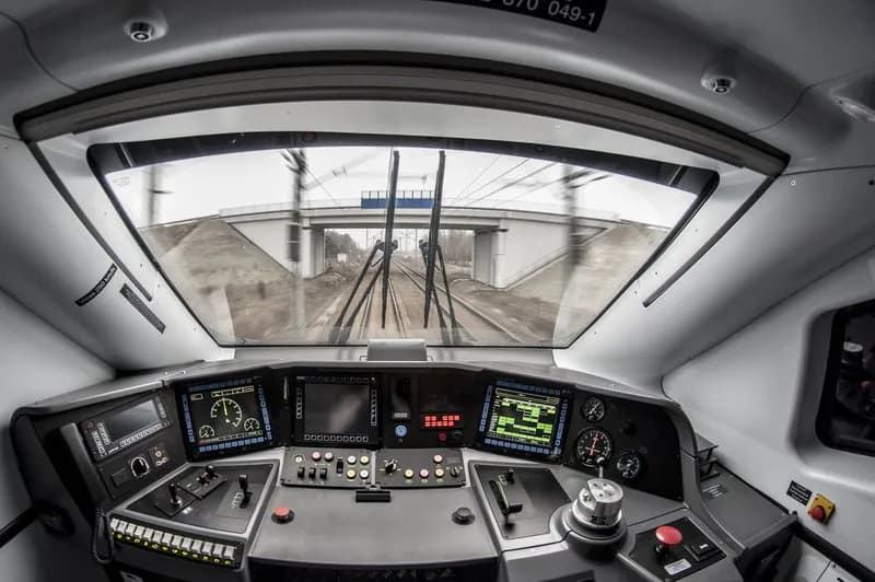 Ile zarabia kierownik pociągu Intercity? Fakty, które zaskakują